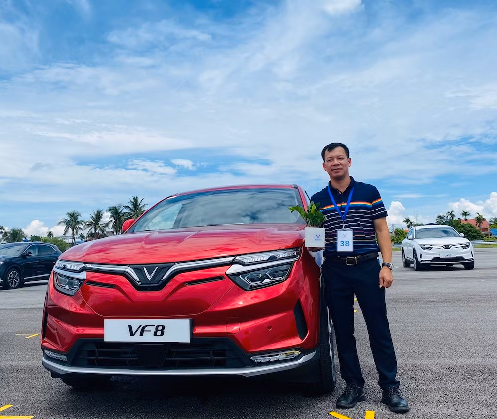 Nhung chu xe o to dien VF 8 dau tien “sung sot” truoc toc do san xuat cua VinFast-Hinh-3