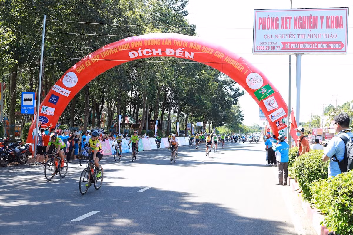 Hang tram tay dua tranh tai tai chang 3 Giai xe dap Truyen hinh Binh Duong lan thu IX