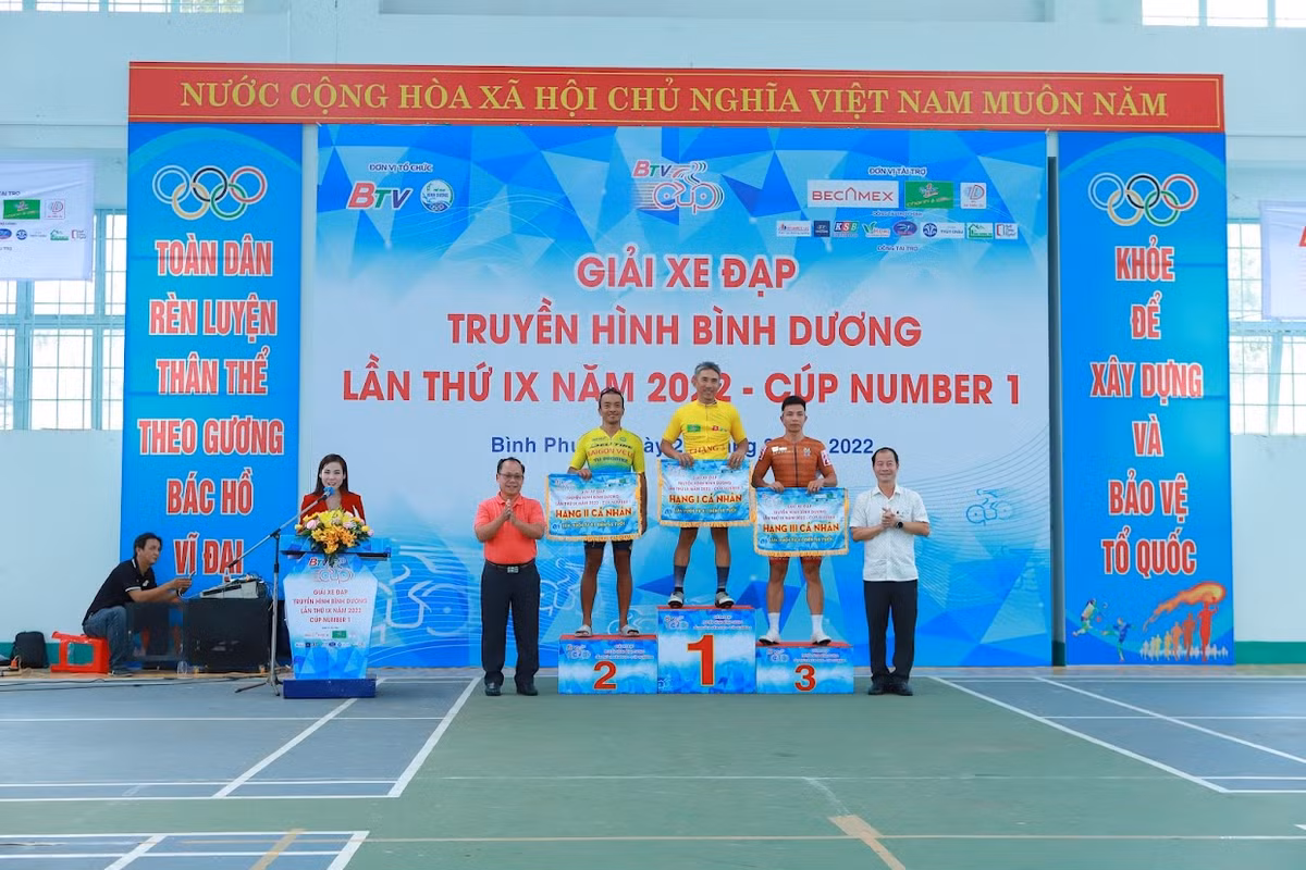 Hang tram tay dua tranh tai tai chang 3 Giai xe dap Truyen hinh Binh Duong lan thu IX-Hinh-3