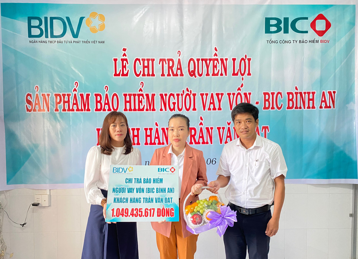 BIC trao hon 1 ty dong quyen loi bao hiem cho khach hang vay von tai Ben Tre