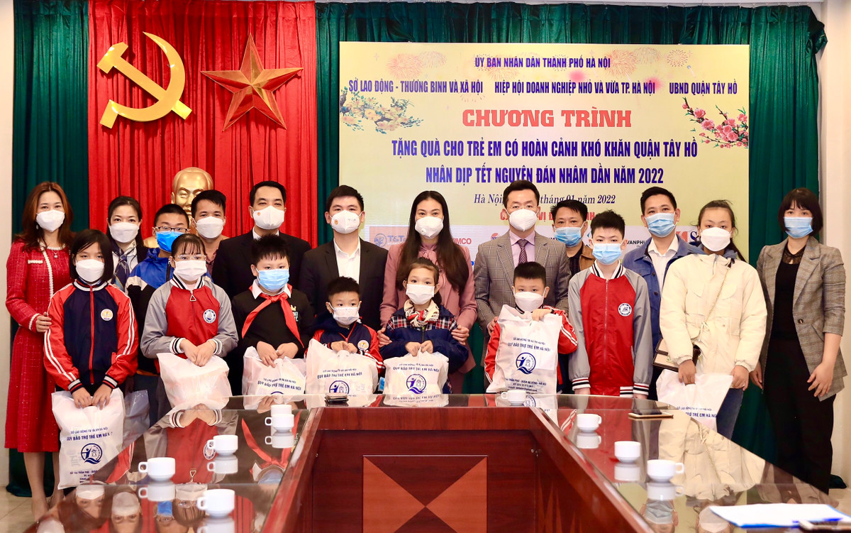 T&T Group trao qua cho tre em kho khan tai Ha Noi