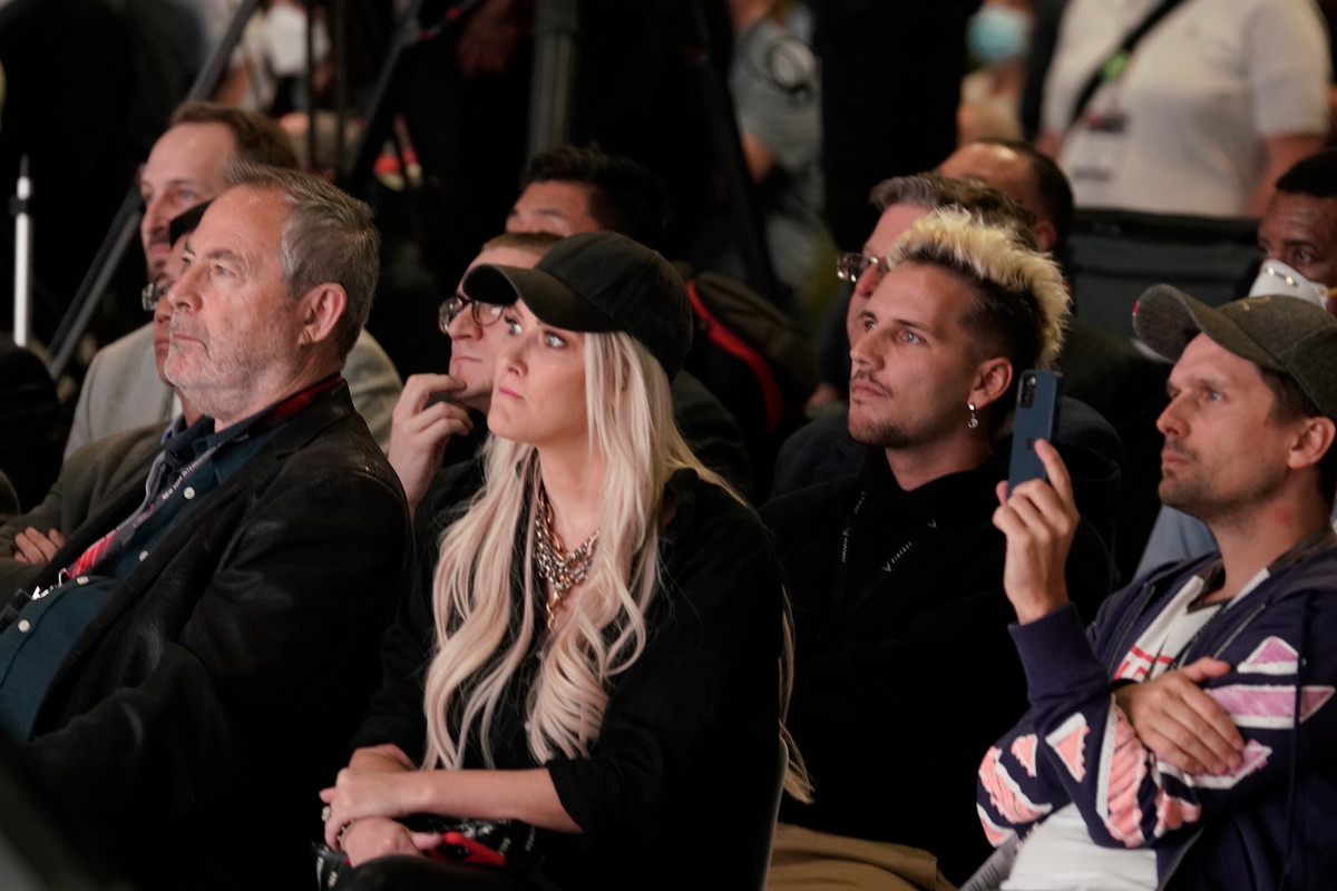 “Nu hoang review” Supercar Blondie noi gi khi lan dau lai VinFast VF 8 tai My?