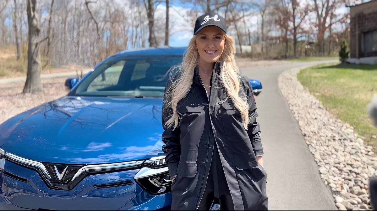 “Nu hoang review” Supercar Blondie noi gi khi lan dau lai VinFast VF 8 tai My?-Hinh-4