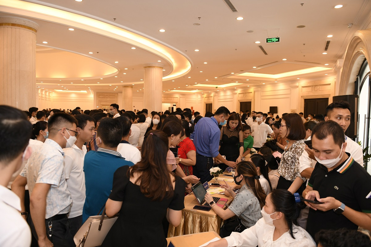 Soi dong phien mo ban 2 phan khu nghi duong tai Vinhomes Ocean Park 2 – The Empire-Hinh-2