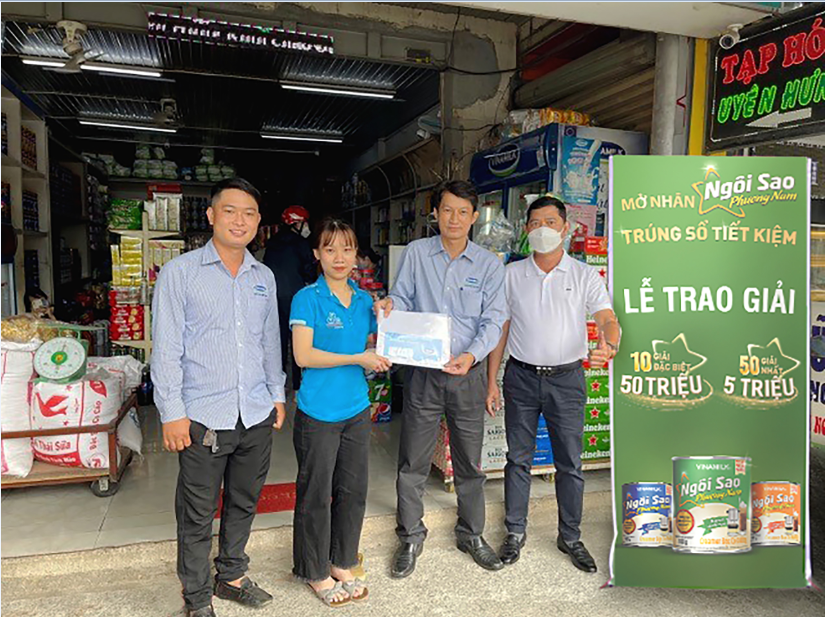 Nguoi tieu dung bat ngo nhan giai thuong tu Ngoi Sao Phuong Nam