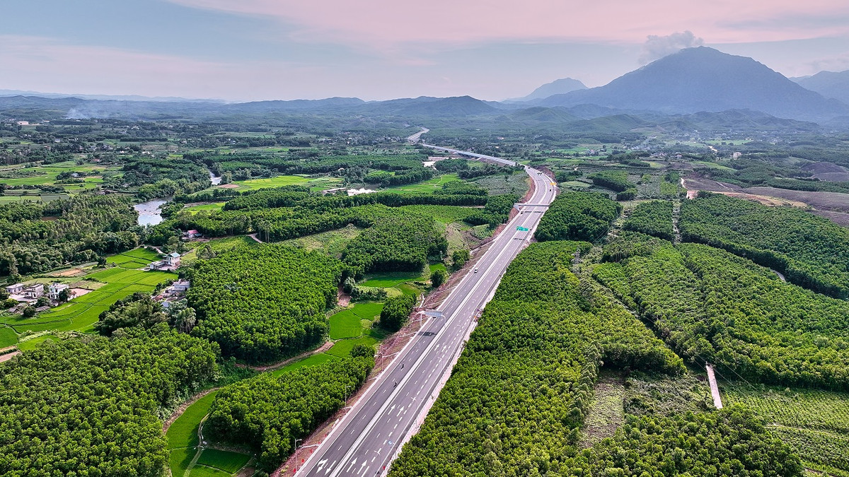 Ngam tuyen cao toc “dep khong goc chet” do Sun Group dau tu tai Quang Ninh-Hinh-10