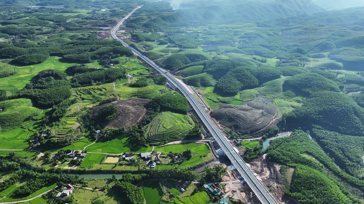 Ngam tuyen cao toc “dep khong goc chet” do Sun Group dau tu tai Quang Ninh-Hinh-13