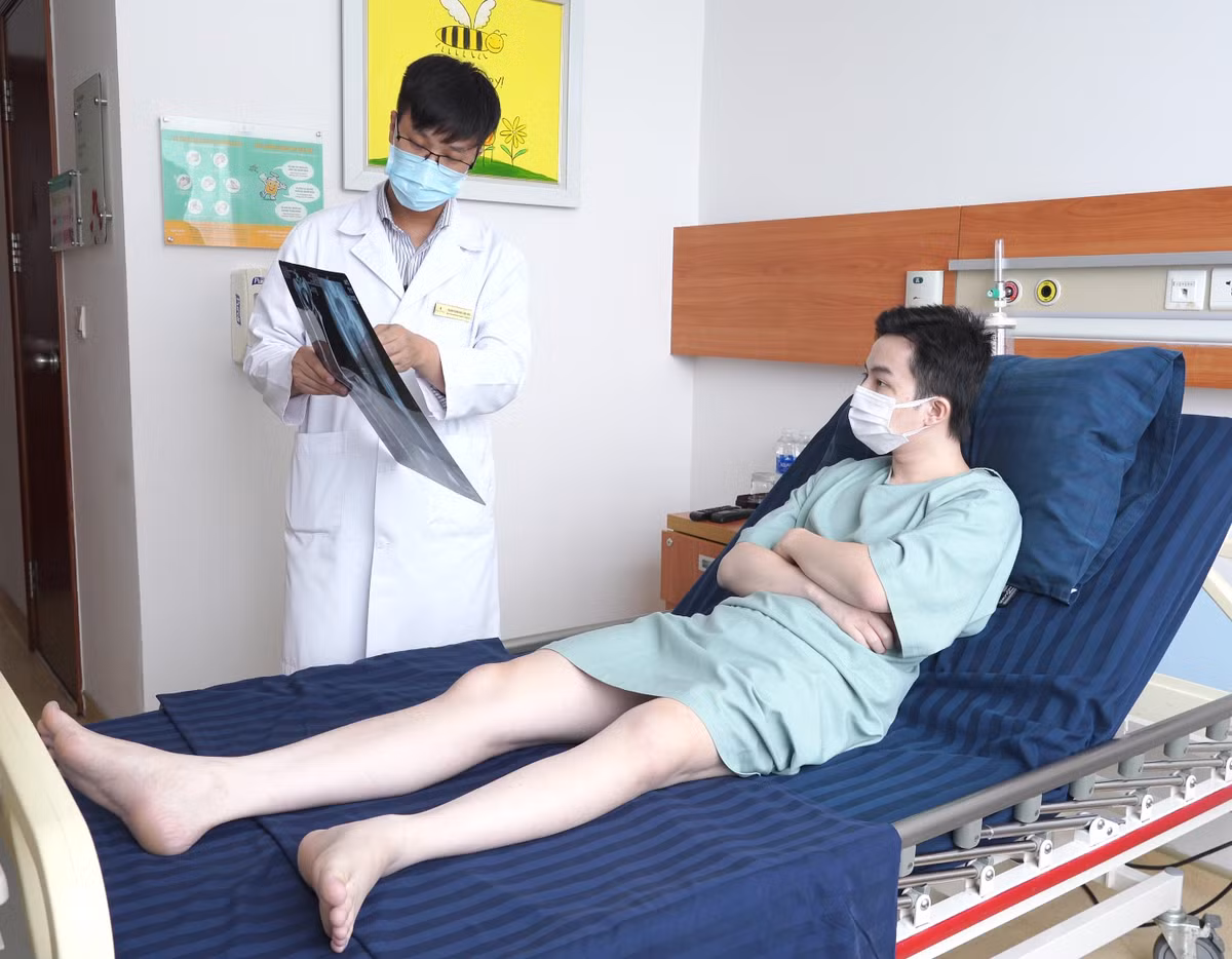 Lan dau tien tai Viet Nam, keo dai chan 13cm cho benh nhan ung thu xuong-Hinh-2