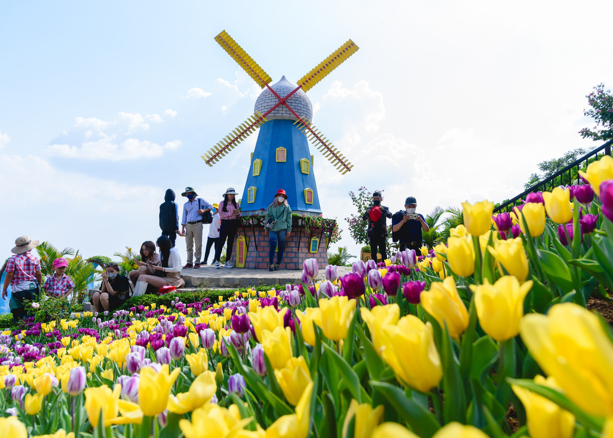 Nui Ba Tay Ninh Tet nay: Nhieu kham pha moi khien du khach tram tro-Hinh-2