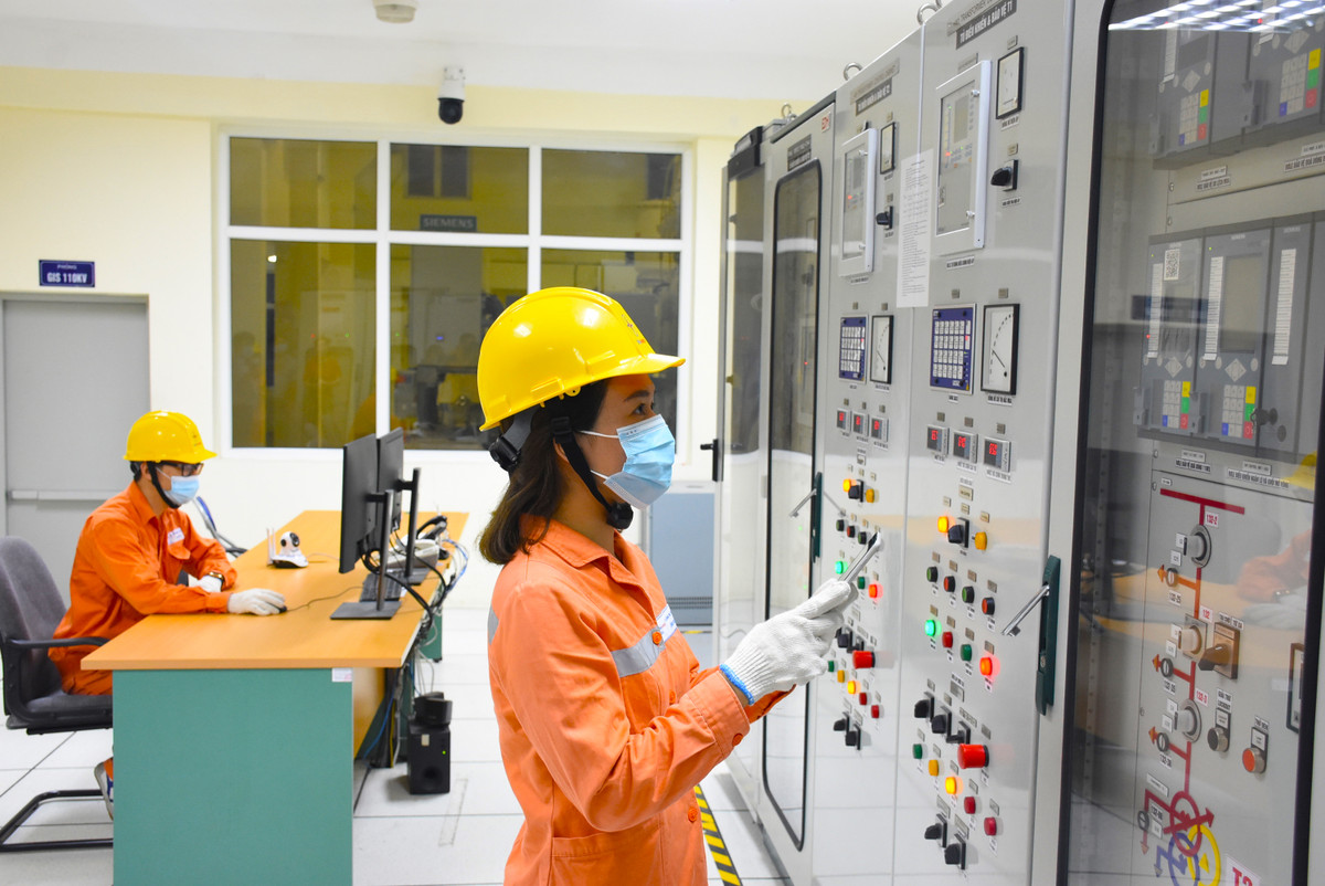 EVNHANOI dam bao dien ngay Le ky niem 47 nam ngay Giai phong mien Nam va 136 nam ngay Quoc te lao dong