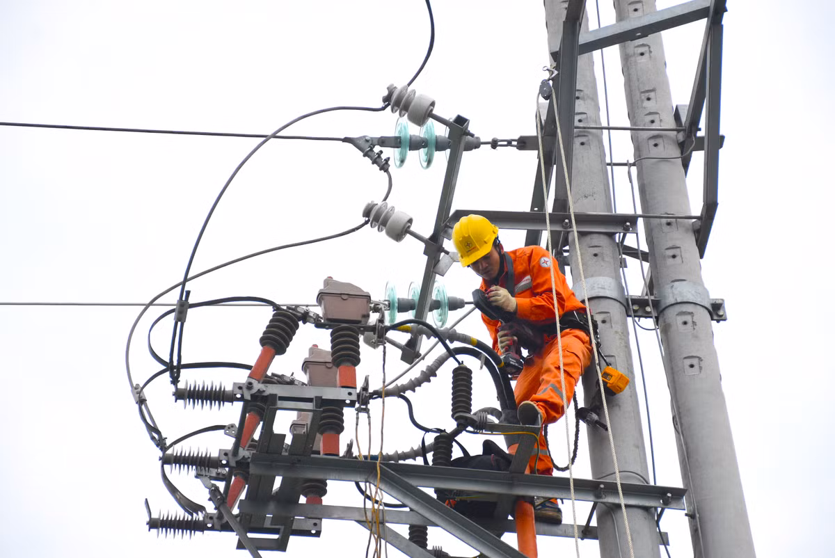 EVNHANOI dam bao dien ngay Le ky niem 47 nam ngay Giai phong mien Nam va 136 nam ngay Quoc te lao dong-Hinh-4