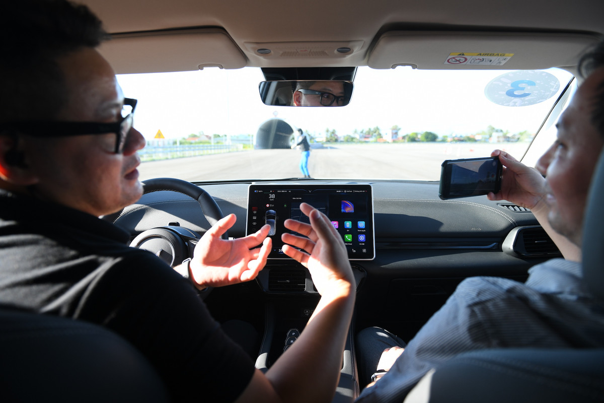 Khach Viet tien phong dat mua VF8 phan khich tham quan nha may VinFast-Hinh-4