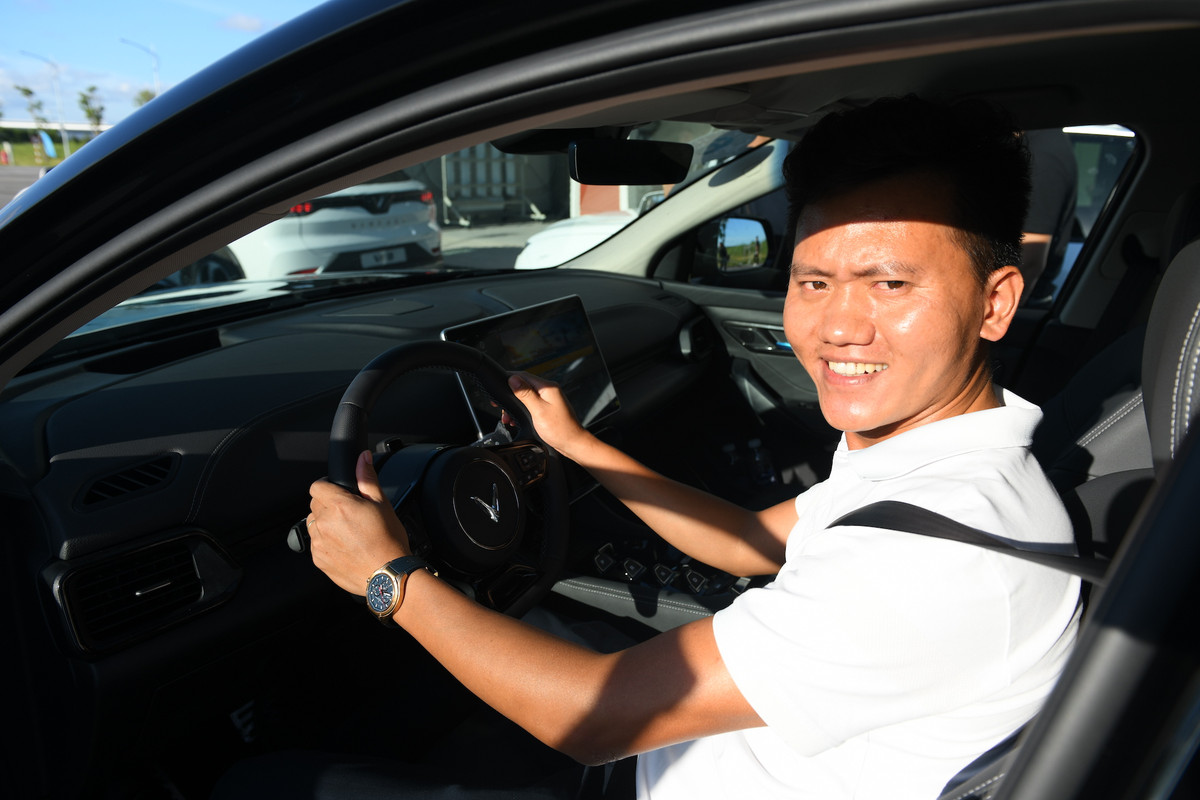 Khach Viet tien phong dat mua VF8 phan khich tham quan nha may VinFast-Hinh-2