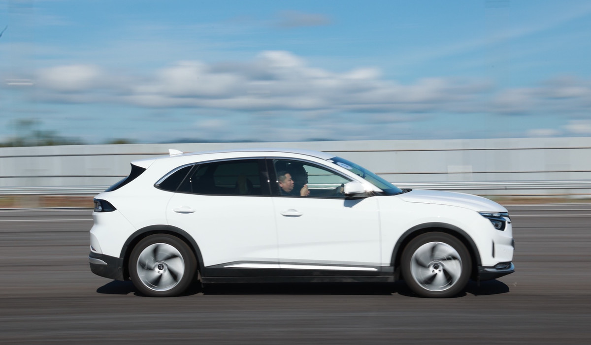 Khach Viet tien phong dat mua VF8 phan khich tham quan nha may VinFast-Hinh-5