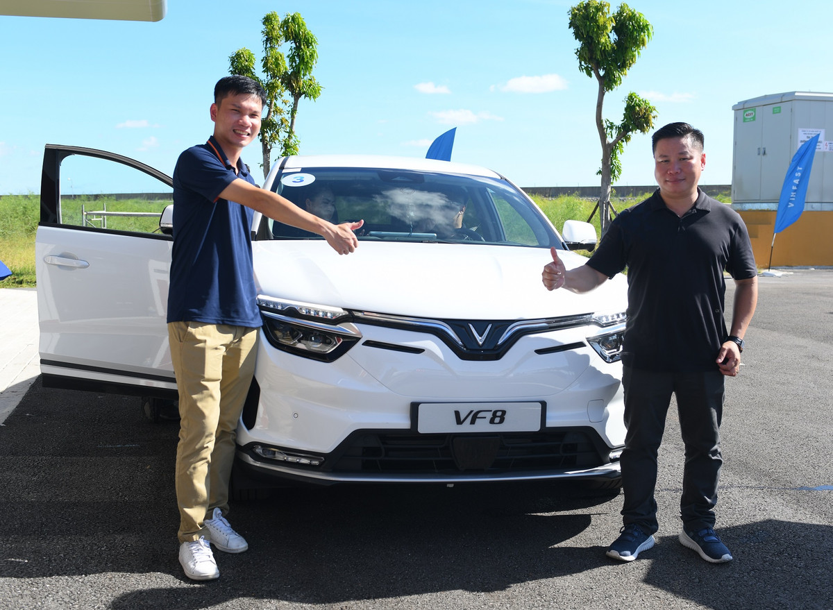 Khach Viet tien phong dat mua VF8 phan khich tham quan nha may VinFast