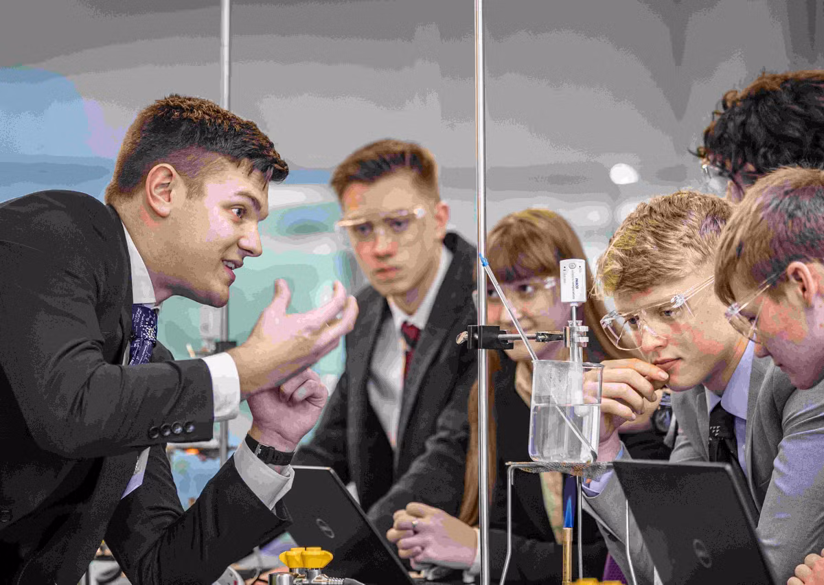 Suc hut tu ngoi truong danh gia bac nhat Vuong Quoc Anh vua co mat tai Viet Nam-Hinh-2