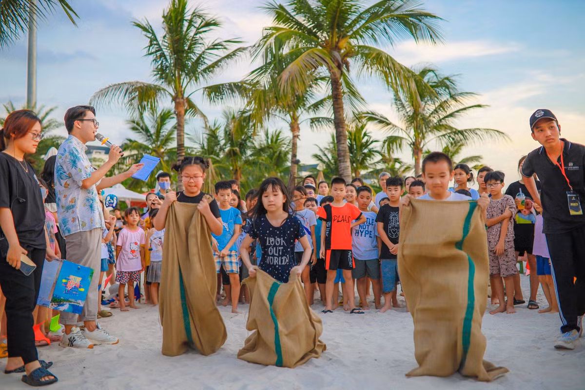 Gioi tre do bo “Quan Ocean” tham du le hoi Bien-Hinh-4