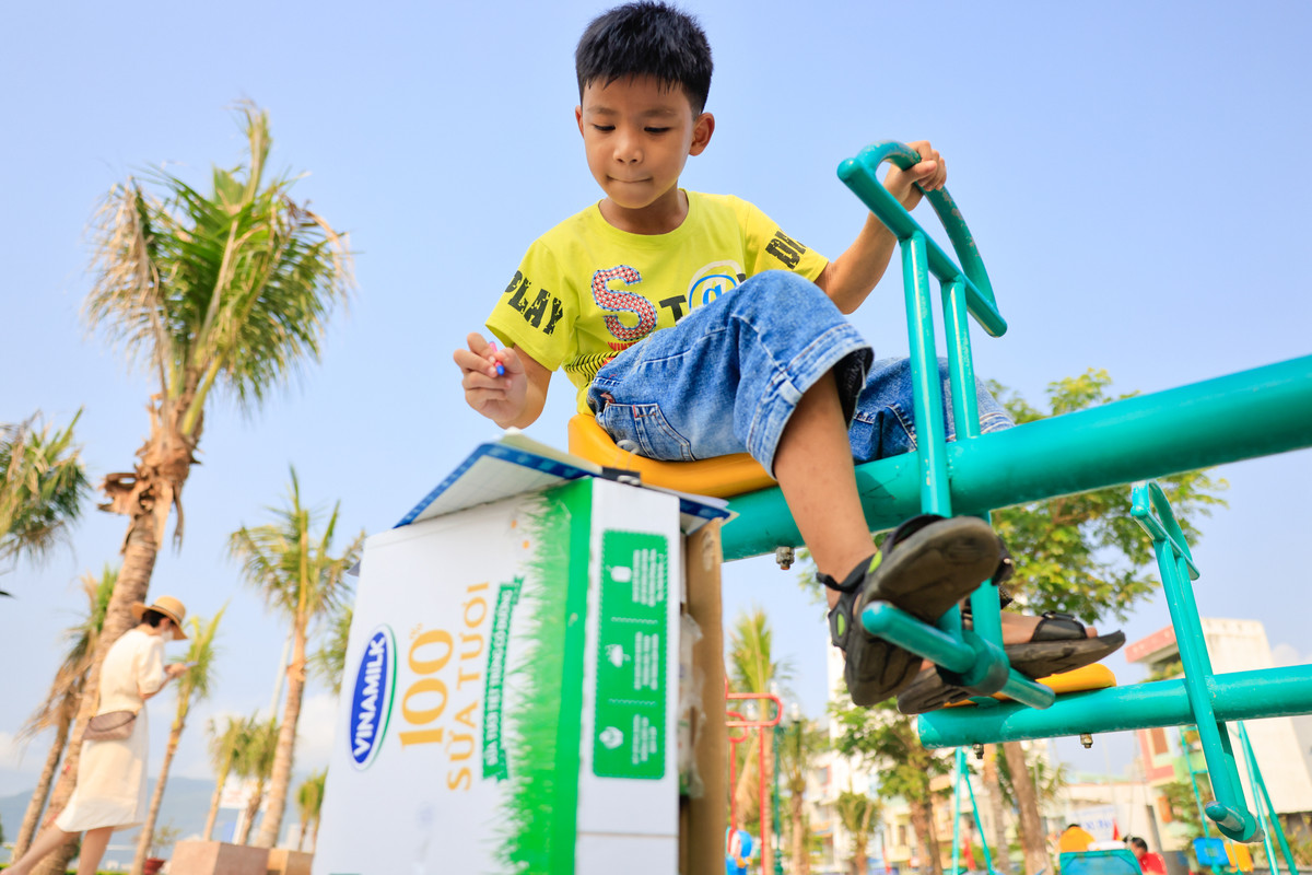 Thế là những trải nghiệm với biển, với những cô bò sữa hay niềm vui uống sữa được các em thể hiện ngay trong những bức tranh của mình. Với trí tưởng tượng phong phú, cuộc sống muôn màu và những ước mơ trẻ thơ đã được thể hiện qua những bức tranh đầy màu sắc.