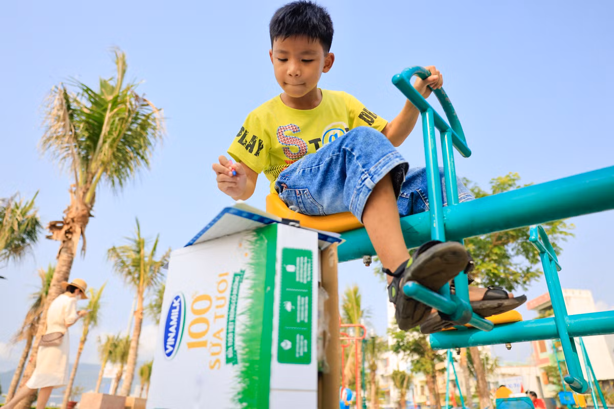 Thế là những trải nghiệm với biển, với những cô bò sữa hay niềm vui uống sữa được các em thể hiện ngay trong những bức tranh của mình. Với trí tưởng tượng phong phú, cuộc sống muôn màu và những ước mơ trẻ thơ đã được thể hiện qua những bức tranh đầy màu sắc.