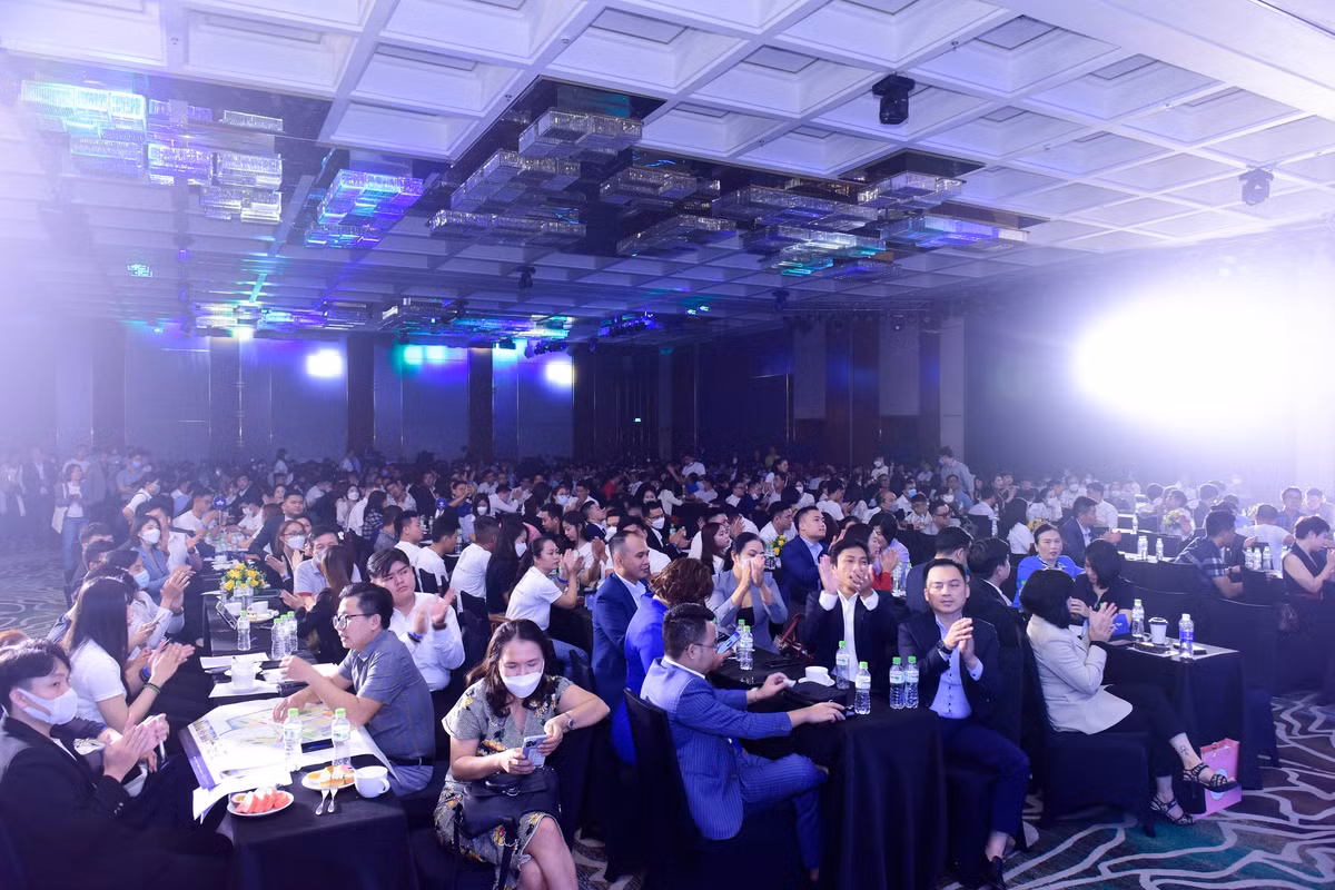 Soi dong “cuoc dua” so huu hang hieu Vinhomes Ocean Park 2 – The Empire