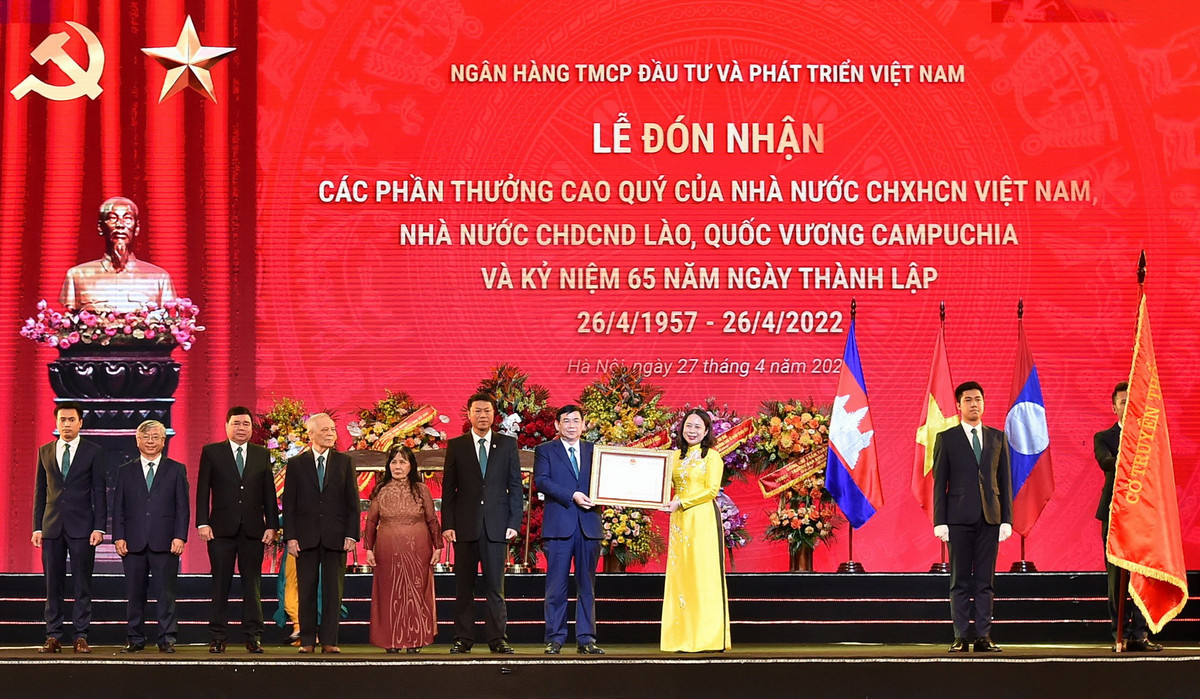 BIDV to chuc trong the Le don nhan cac phan thuong cao quy va ky niem 65 nam ngay thanh lap