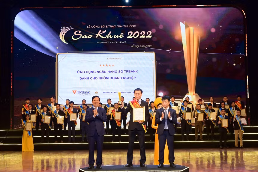 Noi dai thanh tuu ve Ngan hang so, TPBank xuat sac duoc vinh danh tai Giai thuong Sao Khue 2022