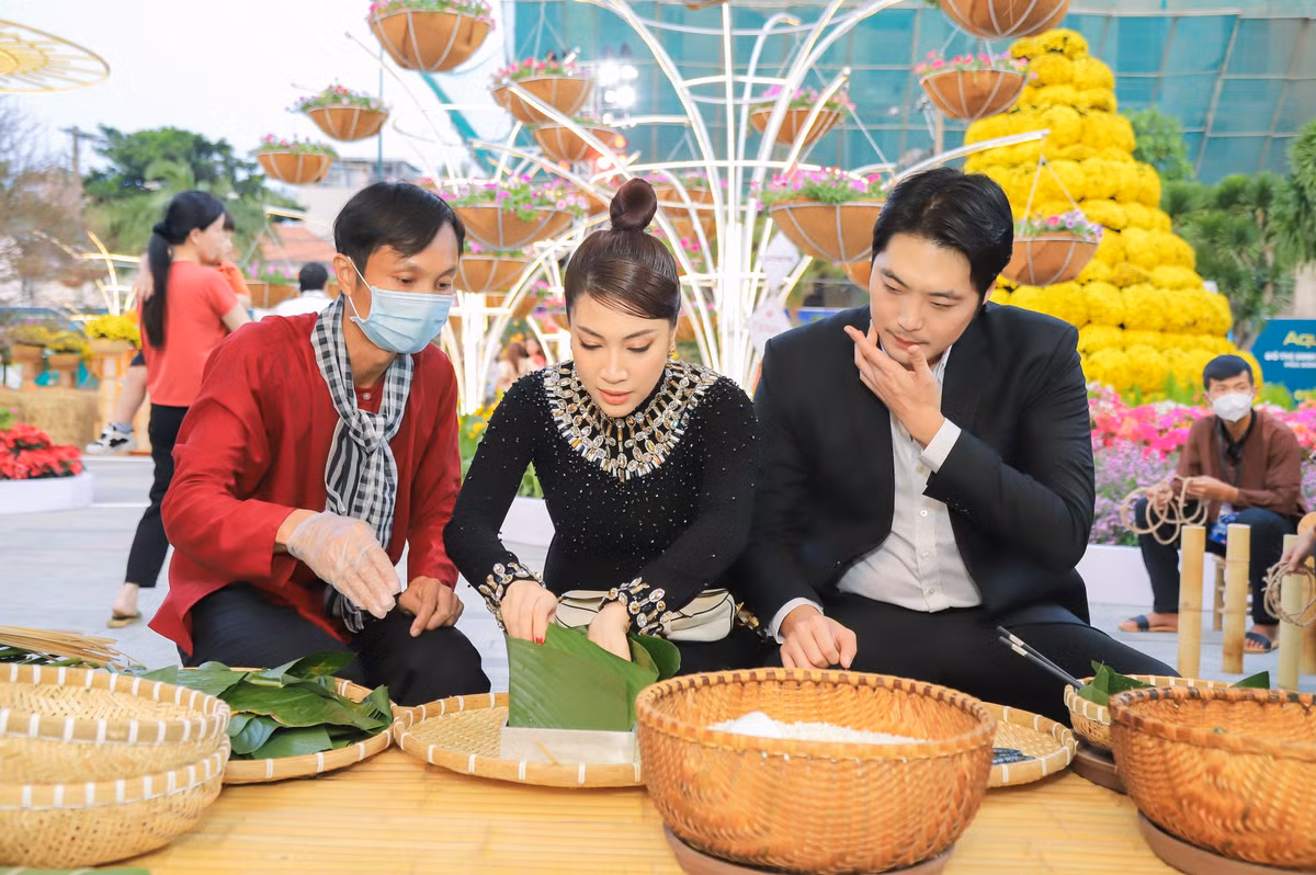 Dan sao Viet no nuc tray Hoi Hoa Xuan 2022 tai Novaland Gallery-Hinh-7