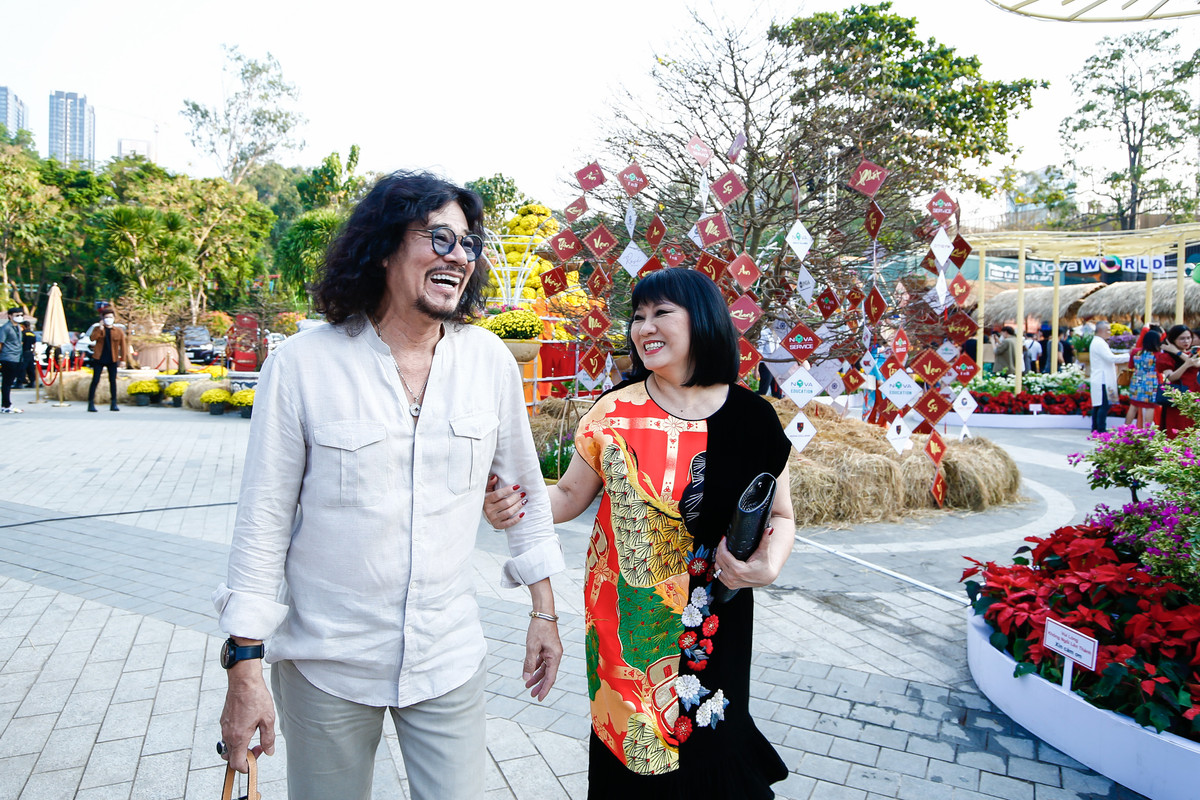 Dan sao Viet no nuc tray Hoi Hoa Xuan 2022 tai Novaland Gallery