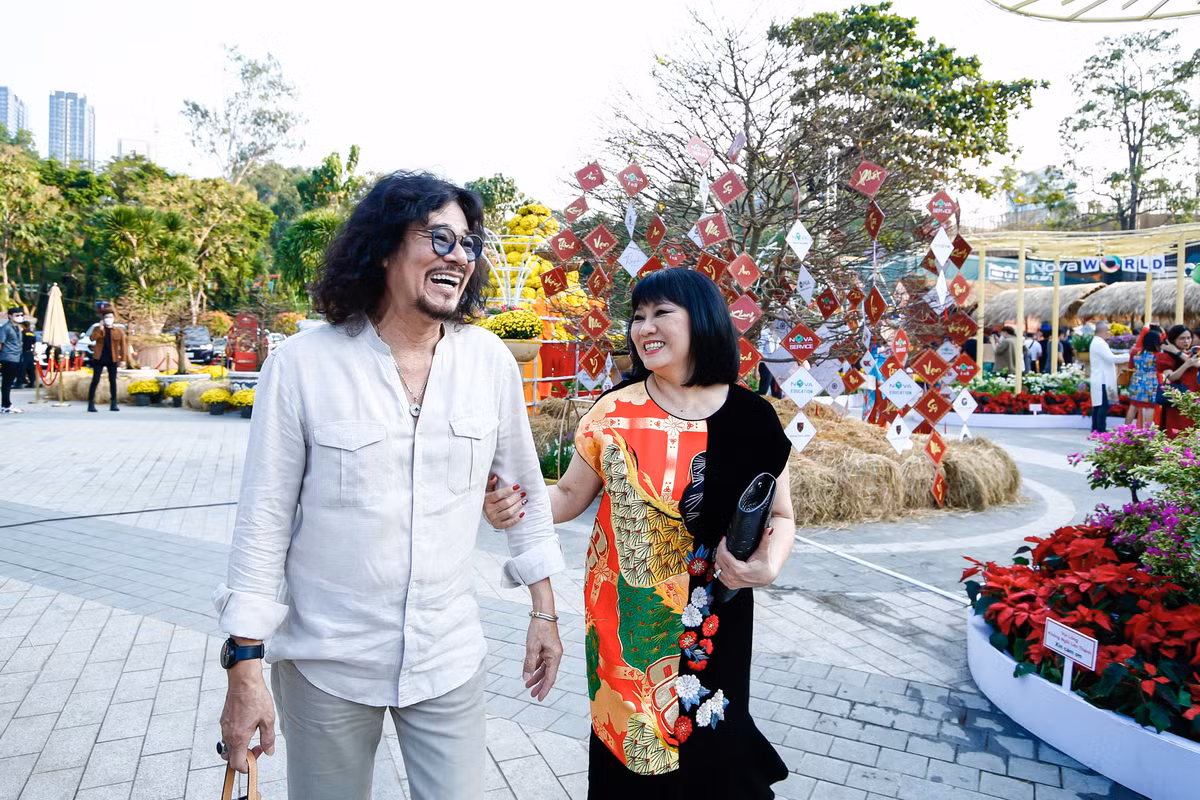 Dan sao Viet no nuc tray Hoi Hoa Xuan 2022 tai Novaland Gallery