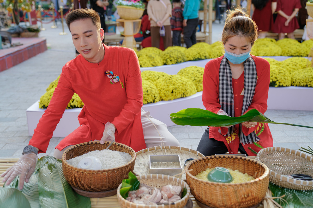 Dan sao Viet no nuc tray Hoi Hoa Xuan 2022 tai Novaland Gallery-Hinh-3