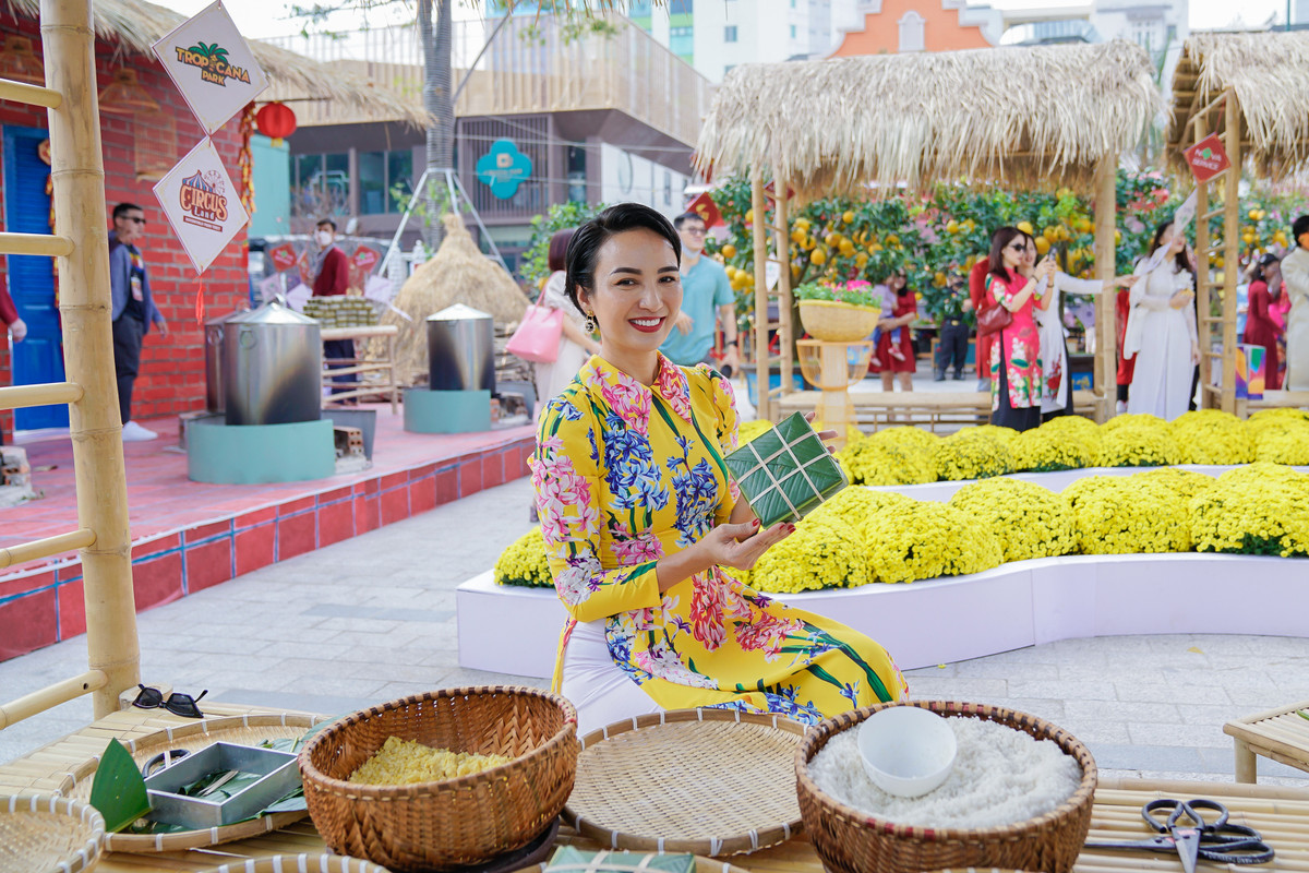 Dan sao Viet no nuc tray Hoi Hoa Xuan 2022 tai Novaland Gallery-Hinh-11