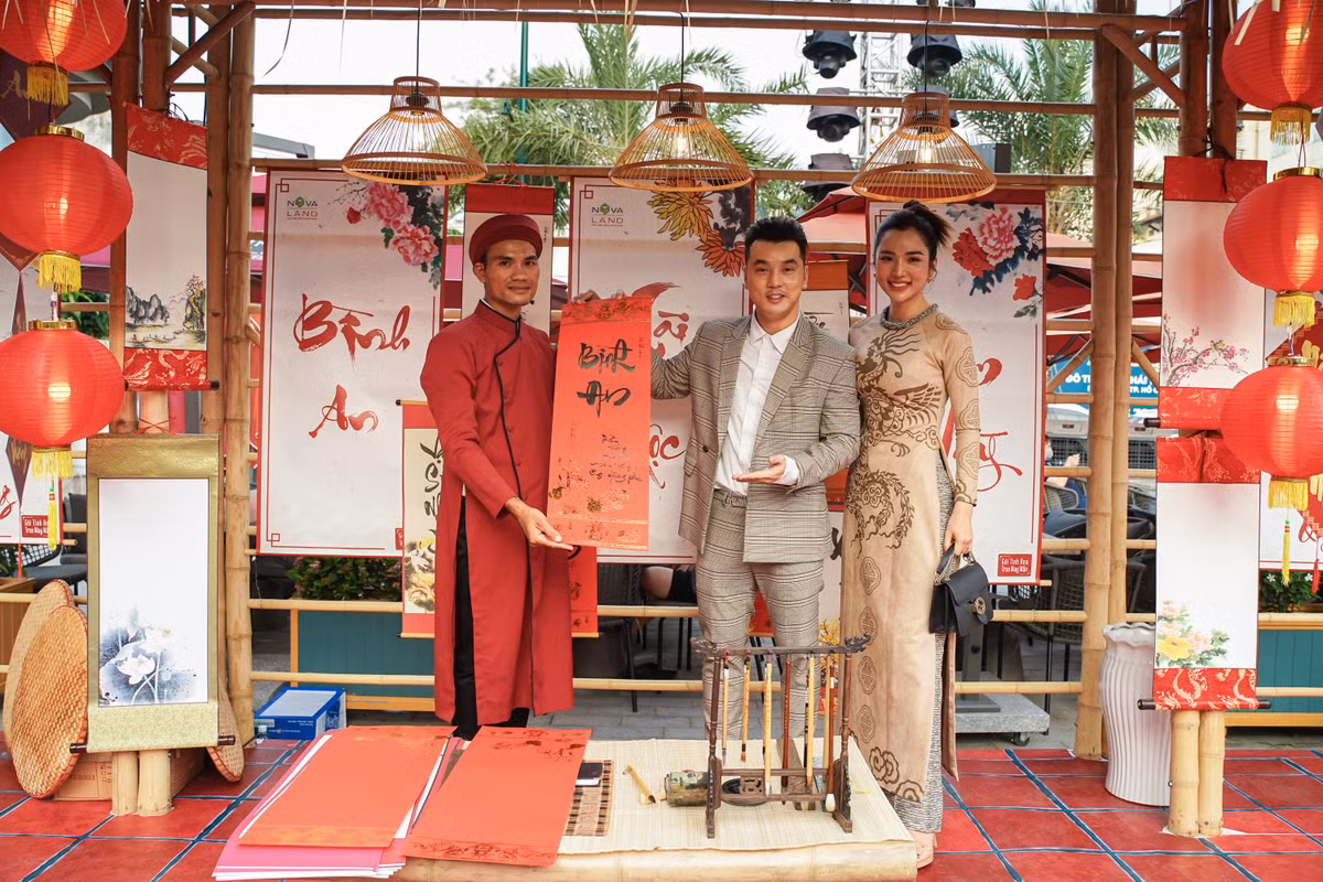 Dan sao Viet no nuc tray Hoi Hoa Xuan 2022 tai Novaland Gallery-Hinh-9