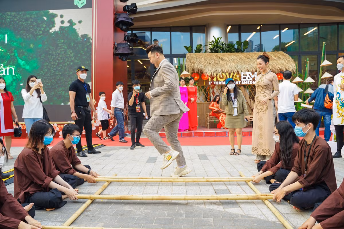 Dan sao Viet no nuc tray Hoi Hoa Xuan 2022 tai Novaland Gallery-Hinh-8