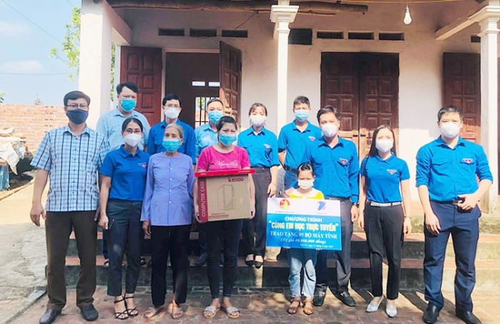 Voi “Song va may tinh cho em”, da khong hoc sinh nao “bi bo lai phia sau”-Hinh-2