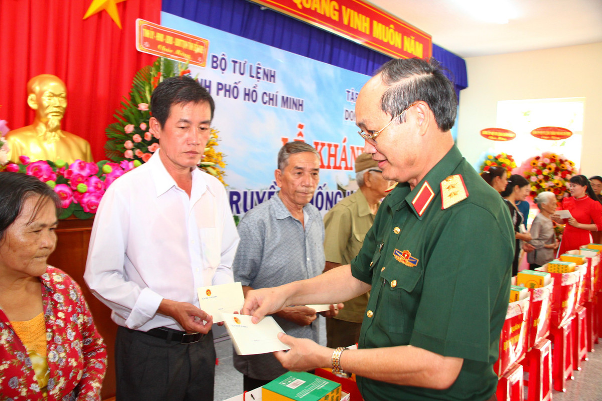 Khánh thành công trình bia truyền thống LLVT Sài Gòn-Gia Định tại Bến Tre - Hình 4 Khanh thanh cong trinh bia truyen thong LLVT Sai Gon-Gia Dinh tai Ben Tre-Hinh-4