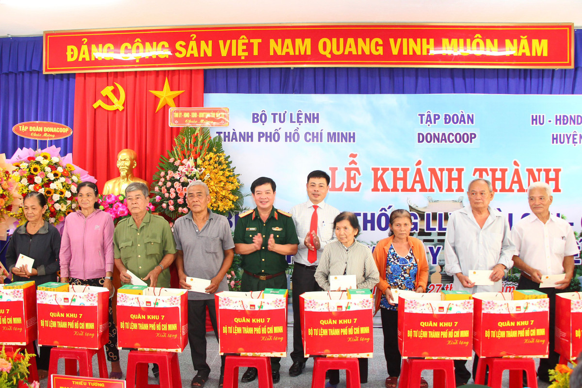 Khánh thành công trình bia truyền thống LLVT Sài Gòn-Gia Định tại Bến Tre - Hình 5 Khanh thanh cong trinh bia truyen thong LLVT Sai Gon-Gia Dinh tai Ben Tre-Hinh-5