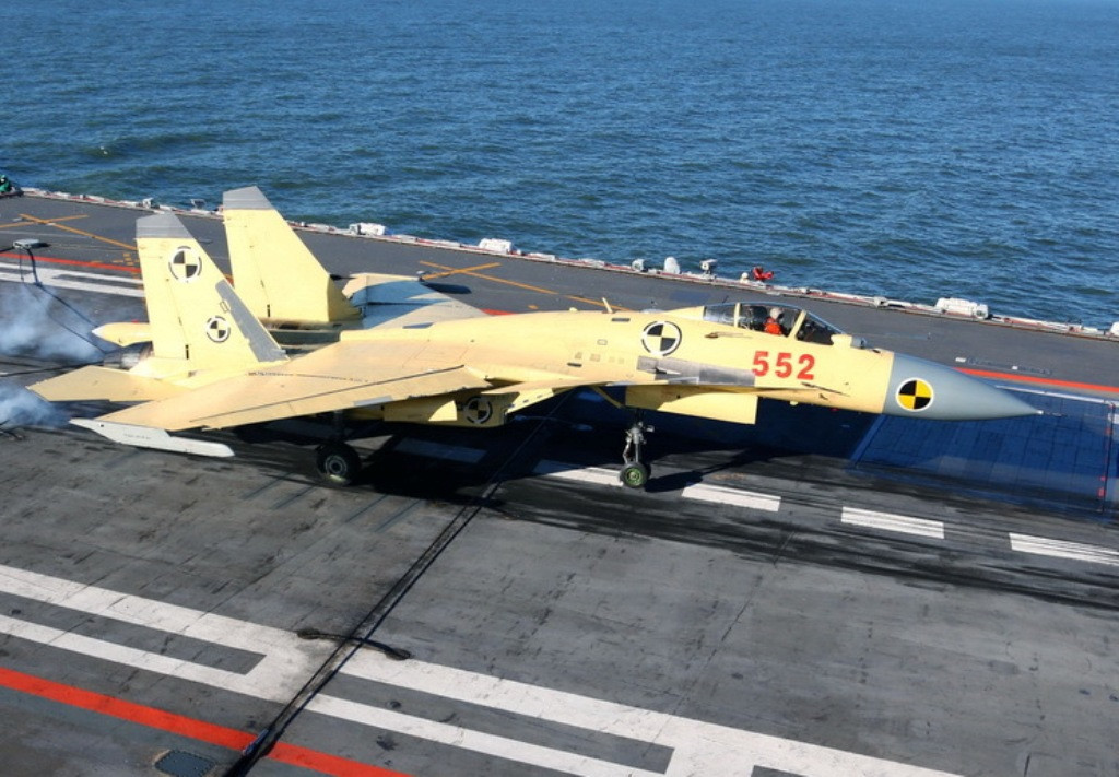 Giống với Liêu Ninh, tàu sân bay Sơn Đông của Trung Quốc sử dụng thiết kế cầu nhảy để cất cánh máy bay gióng như các tàu sân bay trước kia của Liên Xô. Nguồn ảnh: QQ.