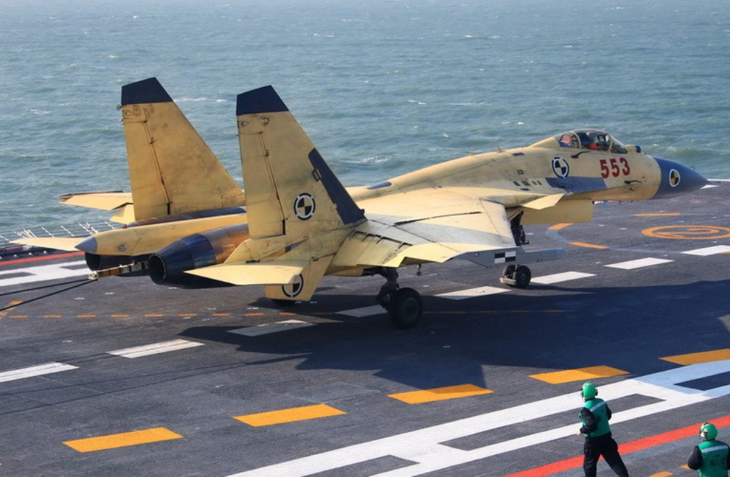 Việc sử dụng hệ thống cầu nhảy thay vì máy phóng sẽ giới hạn trọng lượng cất cánh tối đa của máy bay chiến đấu J-15 bất chấp mọi nỗ lực cải biên loại tiêm kích này của phía Bắc Kinh. Nguồn ảnh: QQ.