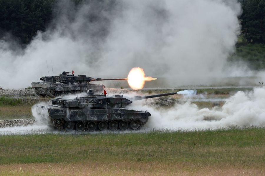 Chính điểm yếu này đã dẫn tới việc pháo chính trên các loại xe tăng chủ lực của NATO chỉ dừng lại ở cỡ nòng 120mm. Nếu muốn tăng cỡ nòng, toàn bộ phần tháp pháo sẽ phải thiết kế lại để phù hợp với cơ chế nạp đạn tự động hoặc ít nhất có kích thước rộng hơn cho nạp đạn viên có đủ khoảng không để xoay sở. Nguồn ảnh: Livejournal.