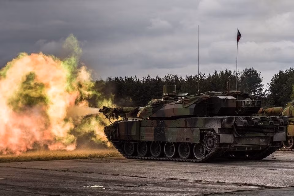 Trong tương lai, khẩu pháo 130mm của Rheinmetall chắc chắn sẽ được sử dụng cùng với cơ chế nạp đạn tự động vì nếu như nạp đạn bằng tay, nạp đạn viên sẽ xuống sức rất nhanh vì viên đạn pháo có kích thước, trọng lượng quá lớn. Nguồn ảnh: Livejournal.