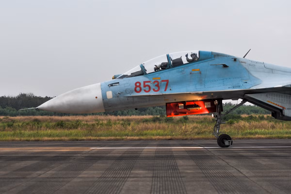 Loại chiến đấu cơ hiện đại nhất trong tay Không quân Việt Nam có tổng cộng 12 giá treo vũ khí với khả năng mang theo tối đa 8 tấn bom đạn, tên lửa các loại. Su-30MK2V là phiên bản được cải tiến sâu, tối ưu hoá cho các nhiệm vụ đánh đất, đánh biển nhưng vẫn có thể không chiến như mọi tiêm kích thông thường khác. Nguồn ảnh: Zingnews.