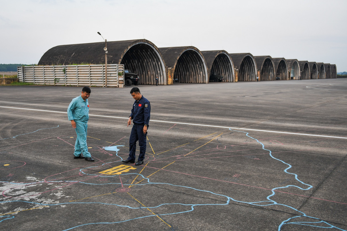 Tại sân bay Biên Hoà, có những bản đồ sơ lược về đường bay, địa hình, sân bay,... được vẽ trực tiếp lên đường băng để phi công tham khảo trước mỗi chuyến bay. Nguồn ảnh: Zingnews.