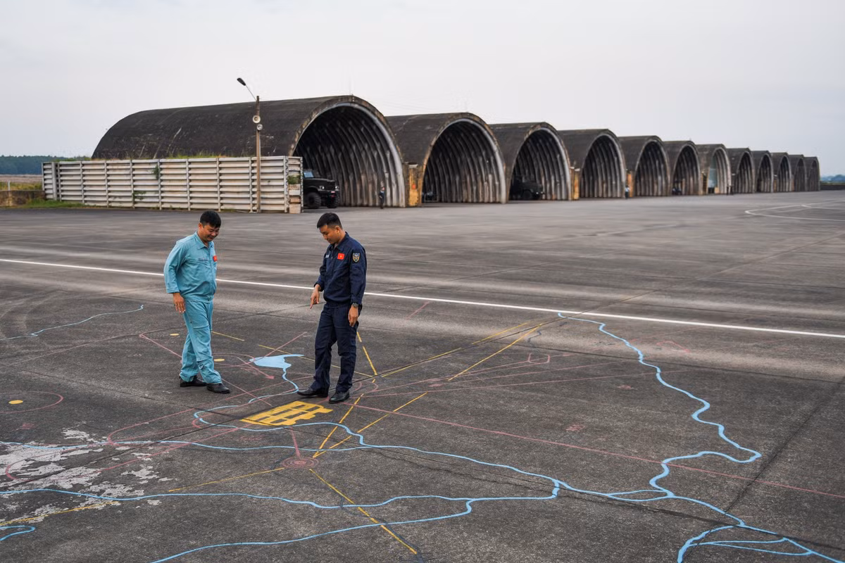 Tại sân bay Biên Hoà, có những bản đồ sơ lược về đường bay, địa hình, sân bay,... được vẽ trực tiếp lên đường băng để phi công tham khảo trước mỗi chuyến bay. Nguồn ảnh: Zingnews.