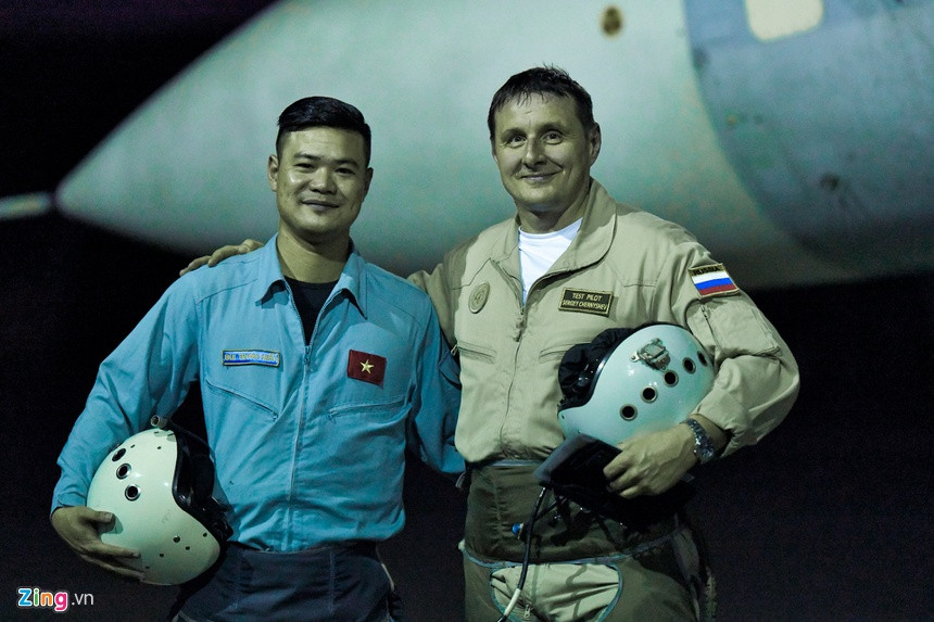 Phi công Việt Nam bên cạnh phi công chuyên gia Nga được cử sang Việt Nam tham gia công tác huấn luyện. Nguồn ảnh: Zingnews.