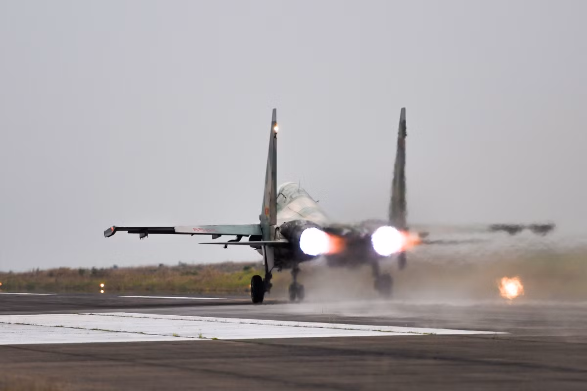 Tiêm kích Su-30MK2V của Việt Nam được trang bị hai động cơ phản lực, tầm bay lớn nhất khi vận hành ở độ cao lớn có thể lên tới 3000 km - nghĩa là bay được gần hai vòng Hà Nội - TP HCM. Nguồn ảnh: Zingnews.