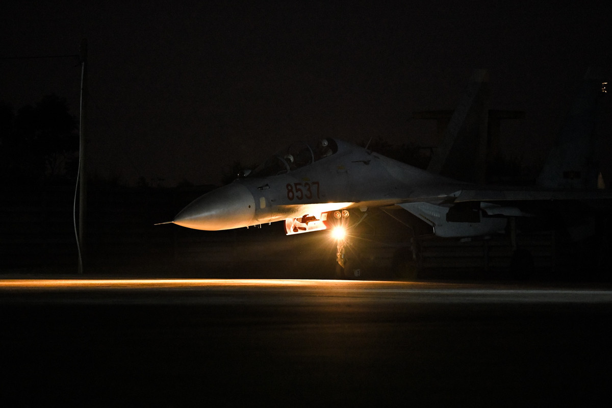 Tuy nhiên, bay cao không phải là một vấn đề khó khăn với mọi phi công tiêm kích. Kể cả với các phi công dày kinh nghiệm, bay đêm, bay biển và bay thấp né tránh radar mới là những bài bay khó nhất. Nguồn ảnh: Zingnews.