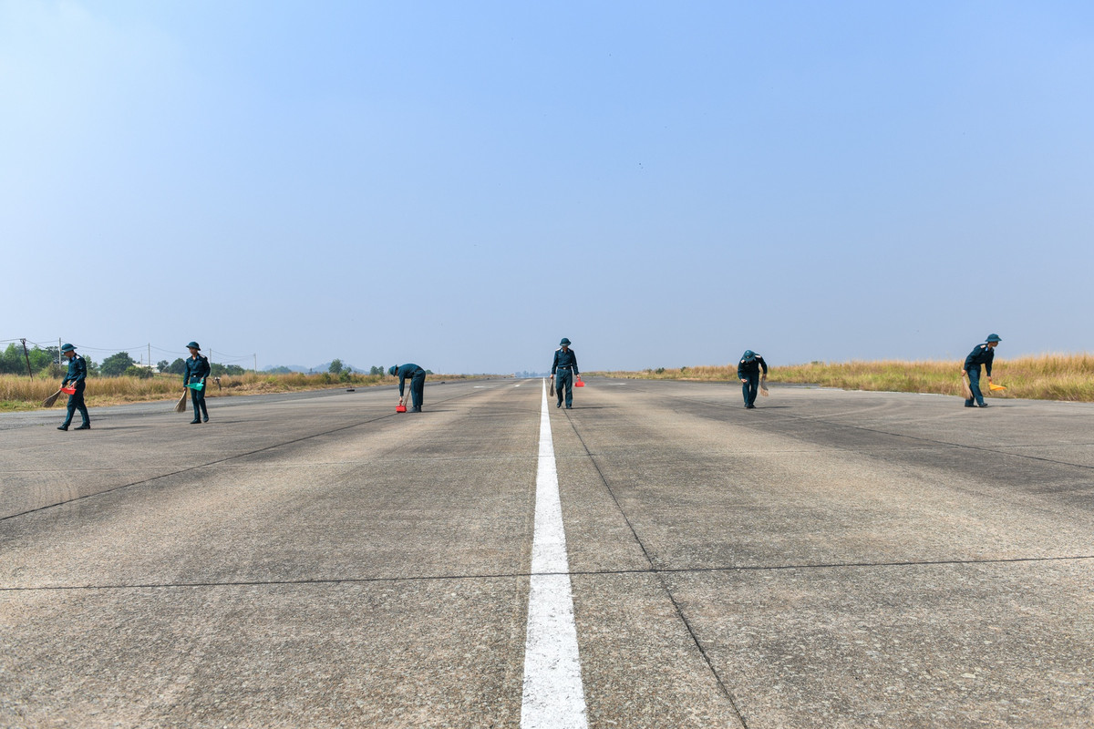 Trước mỗi lần huấn luyện bay, lực lượng công binh lại sử dụng chổi để dọn sạch đường băng, đảm bảo không có bất cứ vật cảnh nào dù là nhỏ nhất. Nguồn ảnh: Zingnews.