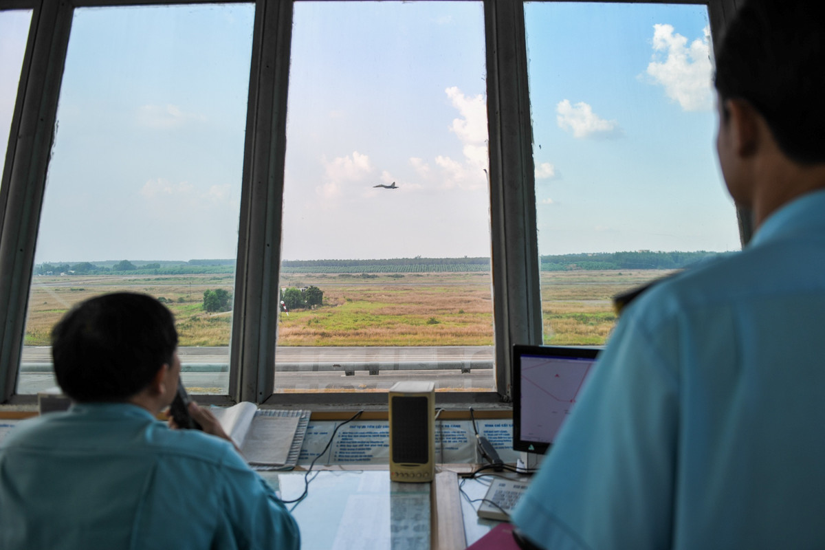 Sau khi phi công dày dặn kinh nghiệm cho biết điều kiện thời tiết tốt, các chuyến bay tập sẽ được xuất kích. Nguồn ảnh: Zingnews.