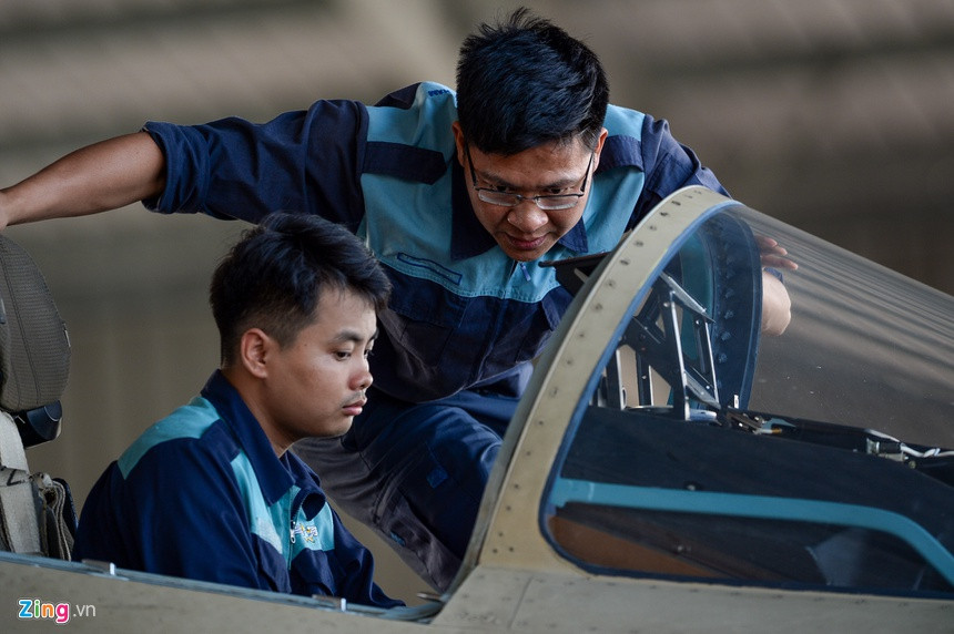 Thợ máy kiểm tra kỹ tình trạng của máy bay trước mỗi lần chiến đấu cơ Su-30MK2 cất cánh. Nguồn ảnh: Zingnews.