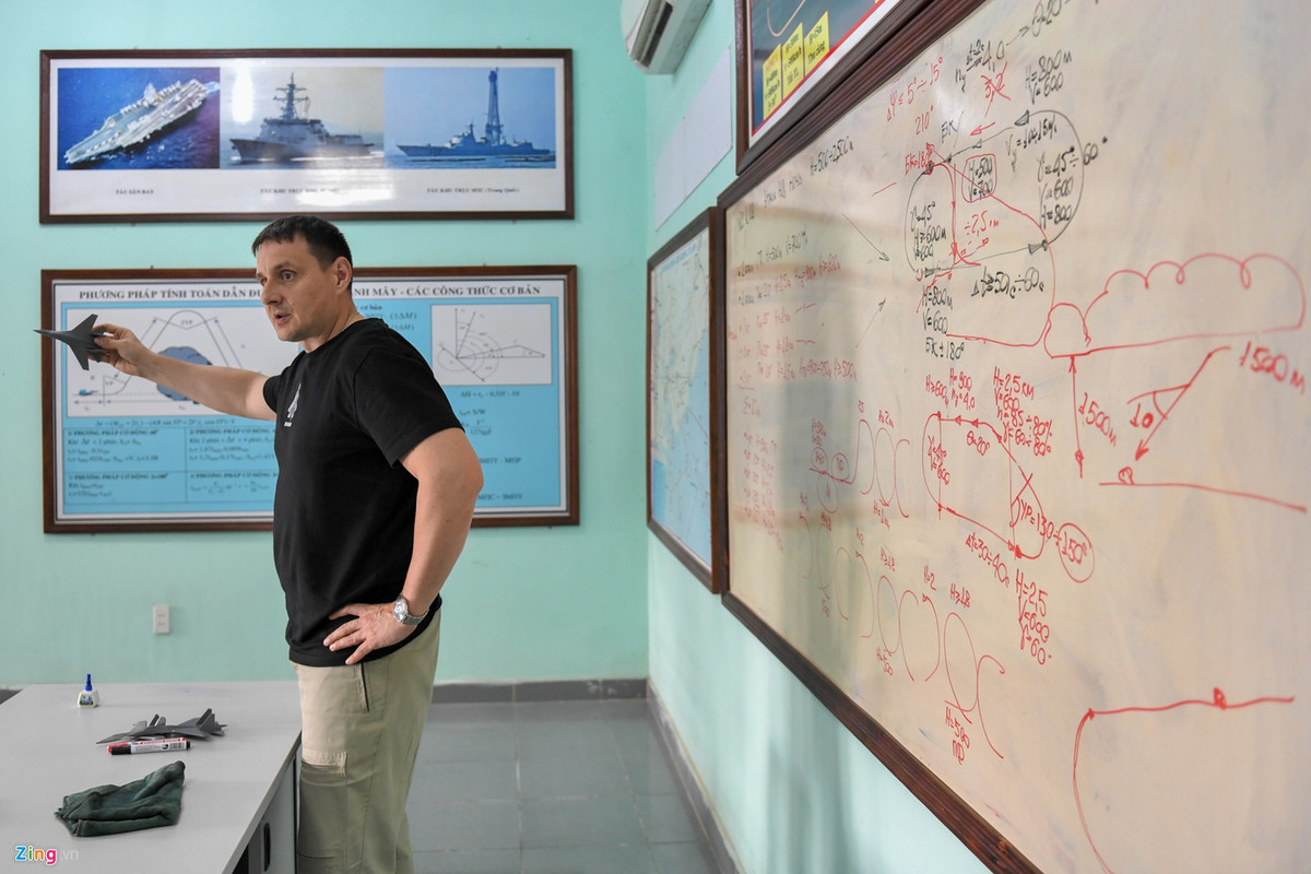 Các chuyên gia người nước ngoài cũng thường xuyên có mặt để chia sẻ kinh nghiệm bay, huấn luyện các bài bay nâng cao cho phi công Su-30 của Việt Nam. Nguồn ảnh: Zingnews.